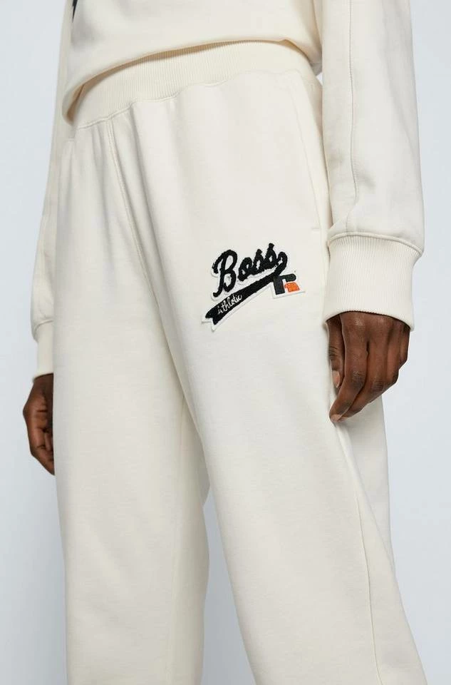 Boss Jogginghose »X RUSSELL ATHLETIC Jogginghose C_Ejoy_RA« Naturweiß (118), Grau (040), Orange (821) 3 Boss Jogginghose »X RUSSELL ATHLETIC Jogginghose C_Ejoy_RA« Naturweiß (118), Grau (040), Orange (821) – Bild 3